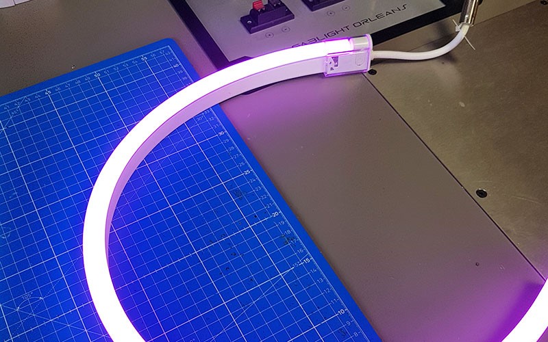 Comment installer les connectiques sur un néon LED BULBE RGB ?
