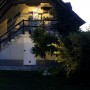 La même facade de maison en soirée avec cette gamme de spots solaires puissants