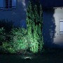 Spot solaire LED 500lm au pied d'un arbuste