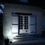 Spot LED solaire éclairant une façade de maison