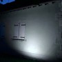 Spot solaire 25W éclairant un mur de maison