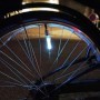 Valve lumineuse blanche avec animation dans roue de vélo