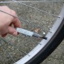 Vissez le bouchon de valve LED rose dans votre roue de vélo