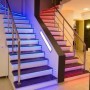 Eclairage des marches d'un escalier avec du ruban LED de couleur