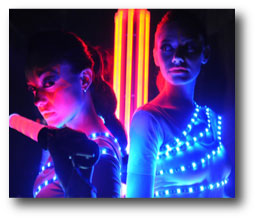 Spectacle de David Guetta avec hotesse portant un ruban led mono couleur