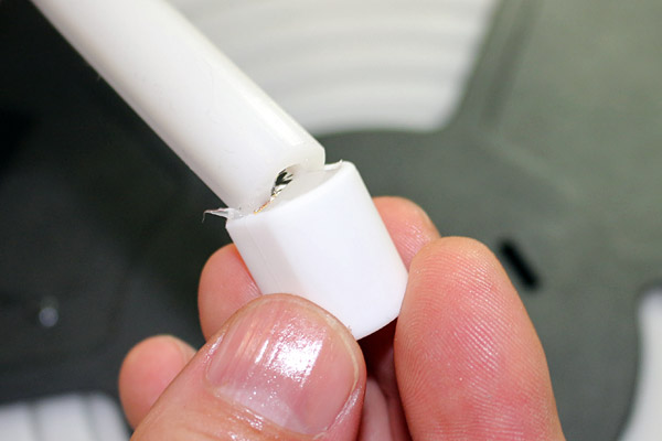 Versez la colle silicone à l'intérieur de la capsule