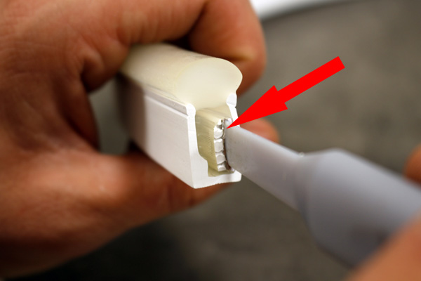 Dégagement de la zone de contact du circuit électronique