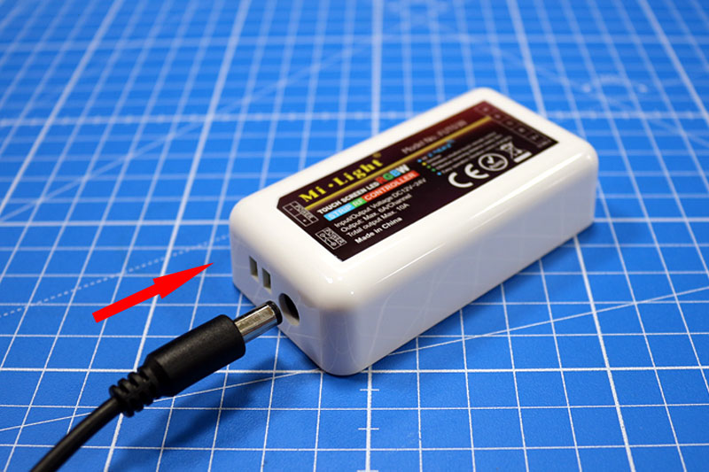 Branchement de l'alimentation sur le contrôleur RGBW multizone