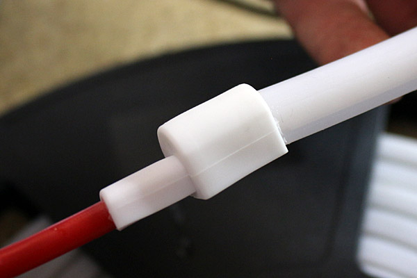 Mise en place du capuchon sur le ruban led néon