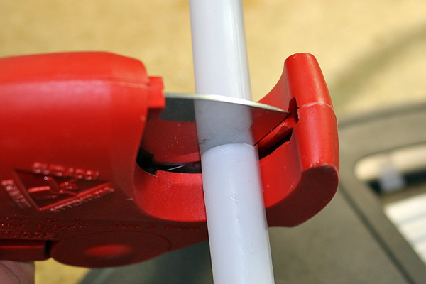 Coupez de chaque côté le silicone