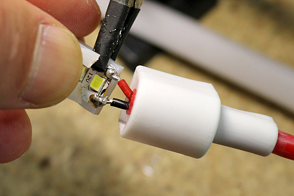 Raccord du connecteur d'alimentation avec de l'étain