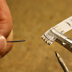 Etamez les point de contact de la bande led RGB