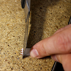 Retirez le silicone de la bande led avec un cutter