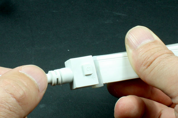Insertion du connecteur électrique pour le led neon flex