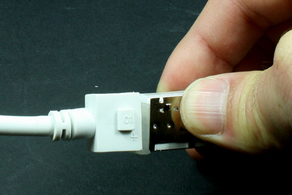 Pincer la cage métallique sur le néon led