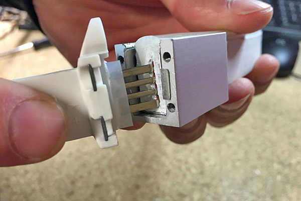 Insertion du connecteur électrique pour le neon led flex