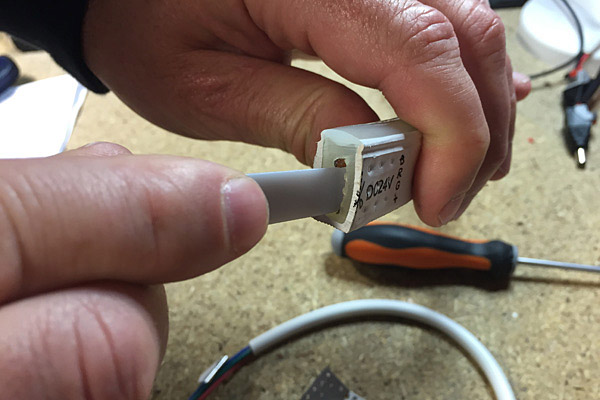 Dégagement du circuit électronique du néon led
