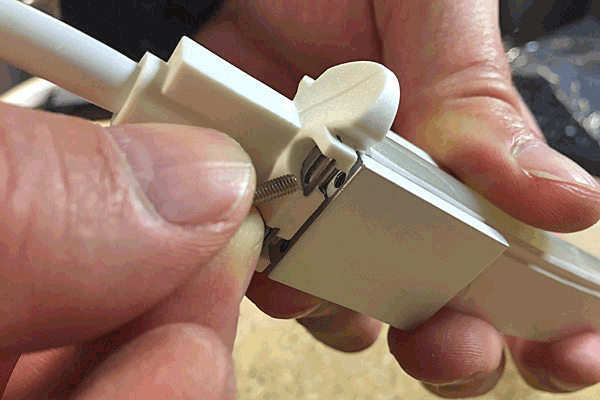 Viser les vis au socle aluminium