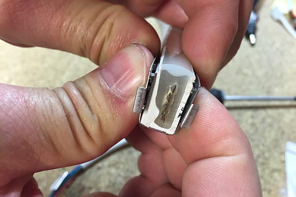 Pincer la cage métallique sur le néon led
