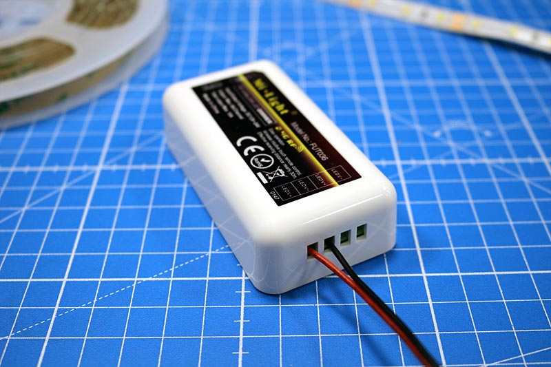 Branchement du ruban led monocouleur sur le variateur.