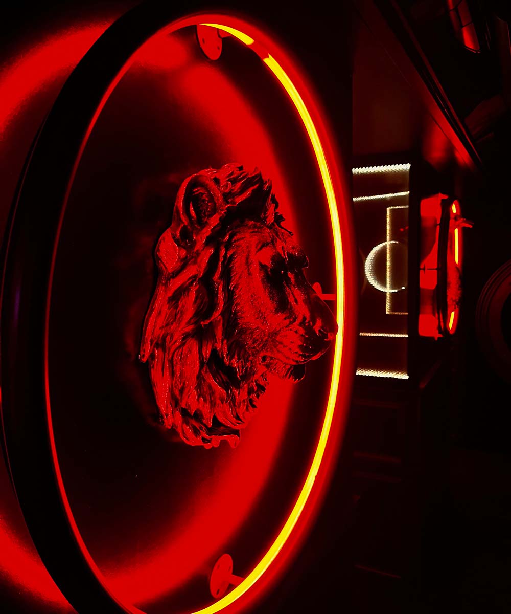 Une oeuvre murale réalisée avec un lion et du néon LED flexible