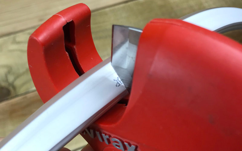Utilisation du coupe tube sur le repère de coupe du néon LED 220V