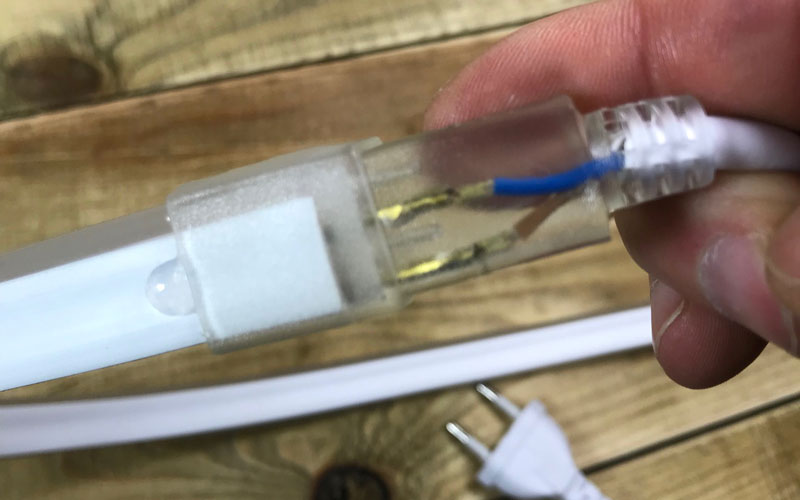Enfoncez le néon LED dans le connecteur d'alimentation