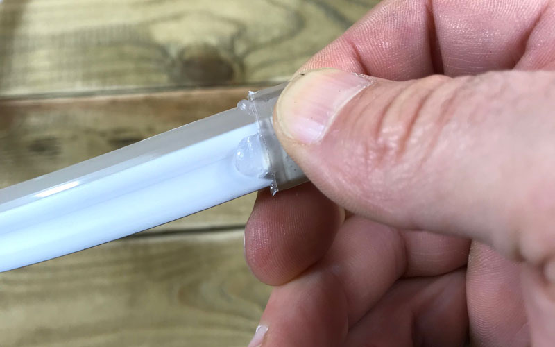 Déposez une noisette de silicone au fond du connecteur d'alimentation