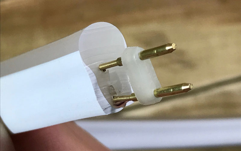 Insertion du raccord mâle-mâle dans le néon LED