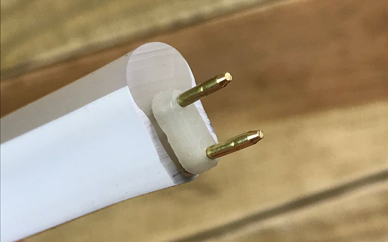 Enfoncer le raccord mâle-mâle dans le néon LED 220V