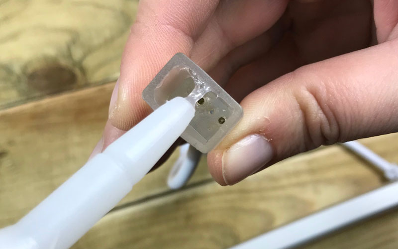 Utilisez du silicone pour isoler la connexion