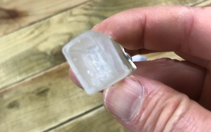 Déposez une noisette de silicone au fond du connecteur