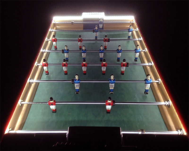 Baby-foot &eacute;clair&eacute; &agrave; l'aide d'un kit ruban led &agrave; piles