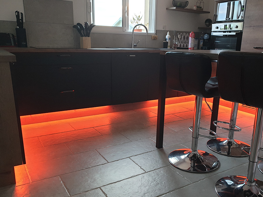 Bande LED pour éclairer les meubles de cuisine