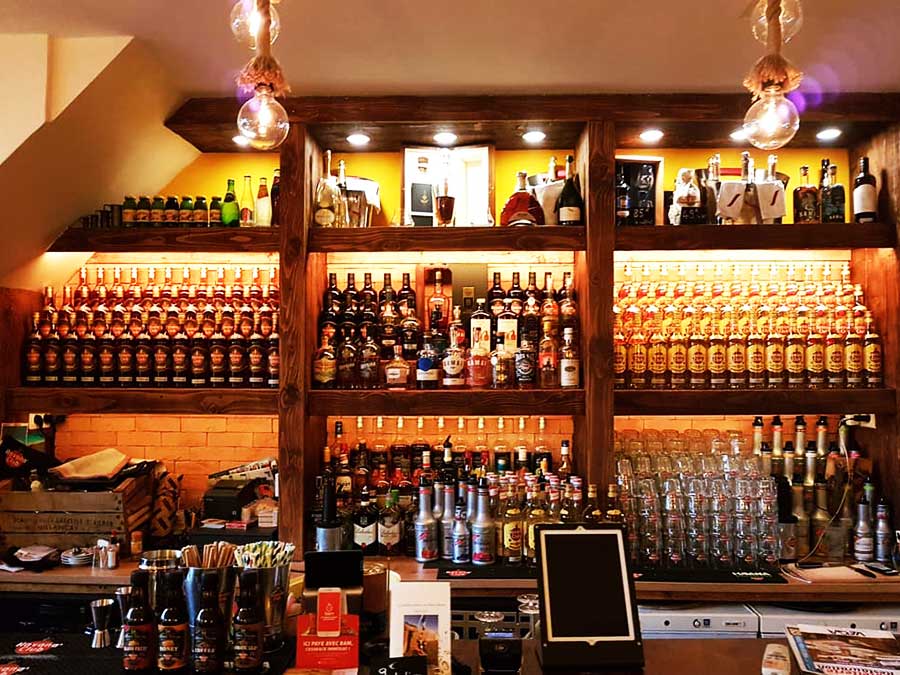 Mise en lumière de l'arrière bar avec du ruban LED