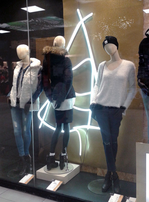 Zoom sur un ruban led n&eacute;on en vitrine d'un magasin