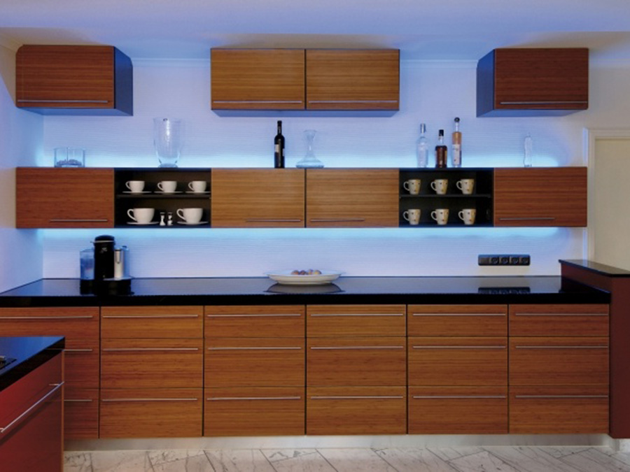 Ruban LED bleu pour mettre en lumière les meubles hauts de la cuisine