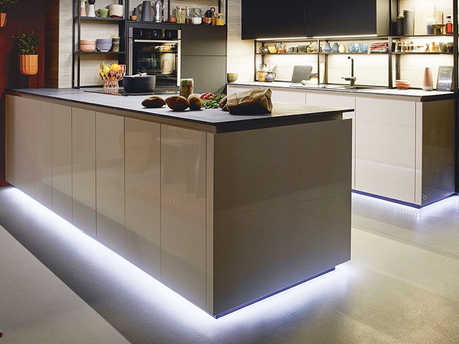 Eclairage LED blanc froid sur les plinthes