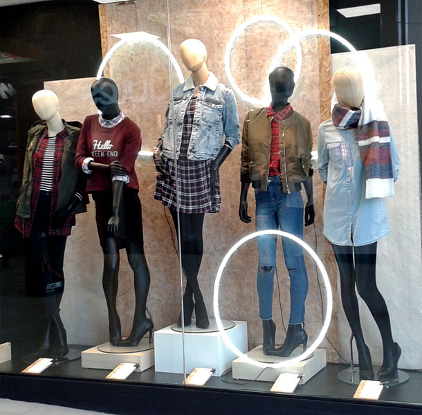 D&eacute;coration des vitrines des magasins JENNYFER avec le ruban led n&eacute;on