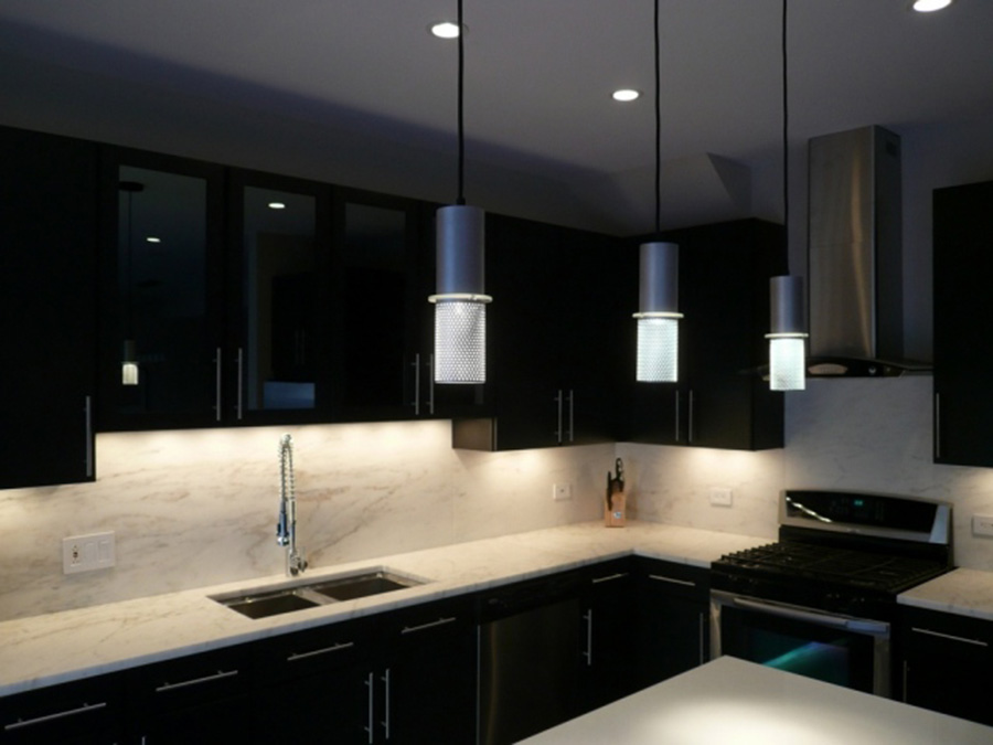 Ruban LED blanc chaud pour un éclairage de plan de travail de cuisine Ruban LED blanc chaud pour un éclairage de plan de travail de cuisine