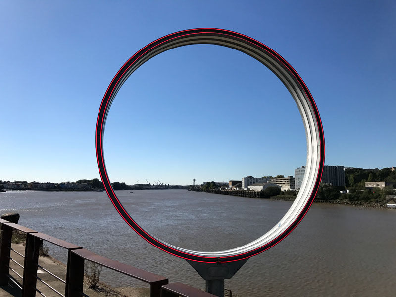 Vue de Nantes &agrave; travers Les Anneaux de Buren