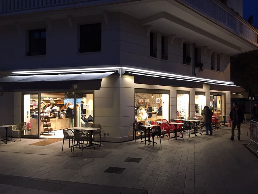 Eclairage LED pour illuminer l'extérieur d'un bar