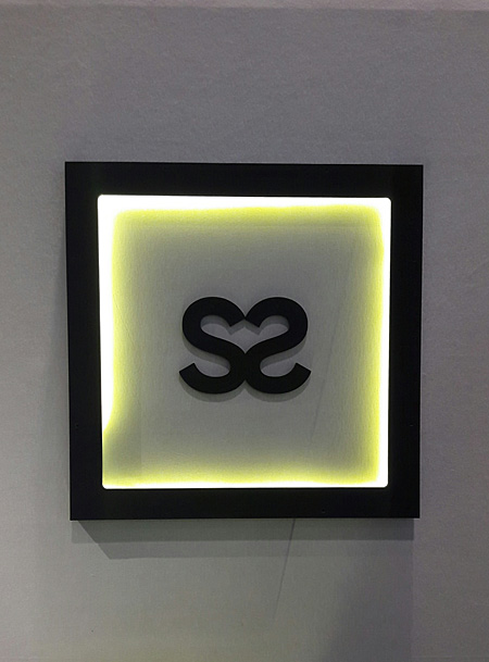 Eclairage indirect du logo