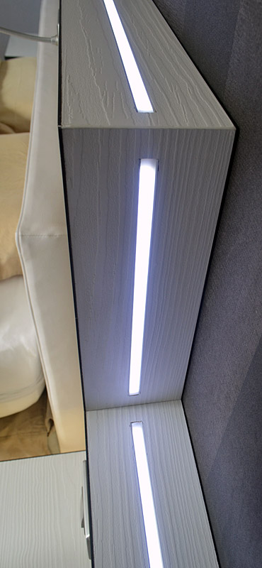 Profilés led encastrés sur une tête de lit