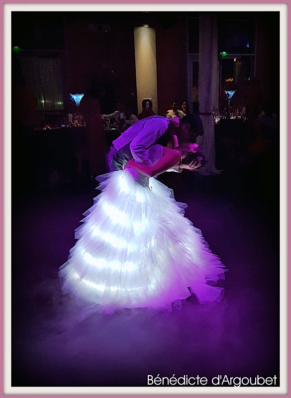 Eclairage led &agrave; pile sur une robe de mari&eacute;e