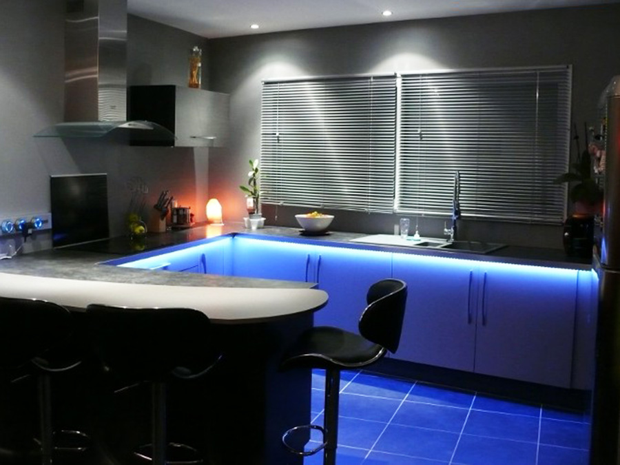 Mise en lumière des meubles bas de cuisine avec du ruban LED