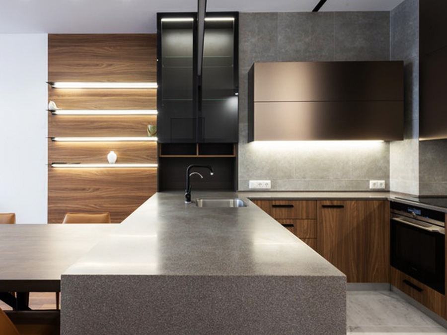 Ruban LED blanc pour éclairer les plinthes la cuisine