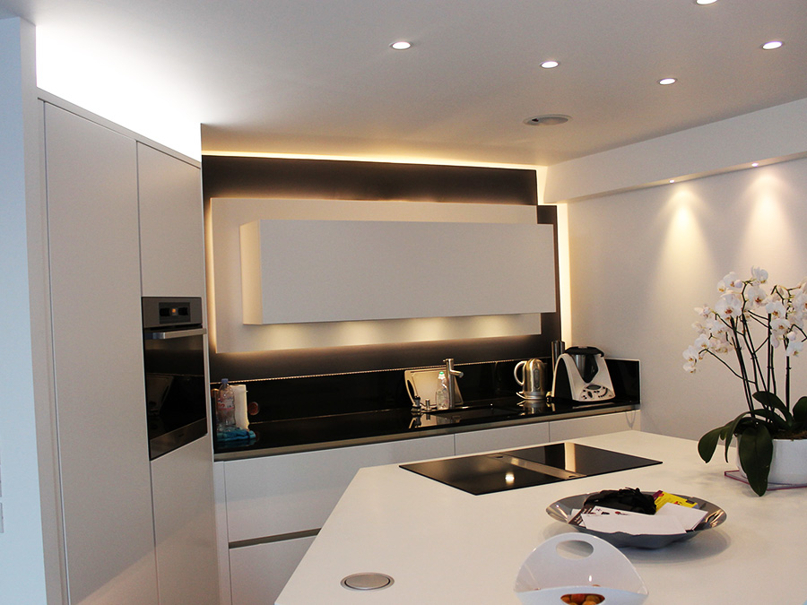 Éclairage avec du ruban LED blanc chaud pour les meubles de cuisine