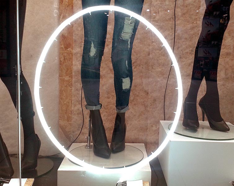 Zoom sur un ruban led n&eacute;on en vitrine d'un magasin