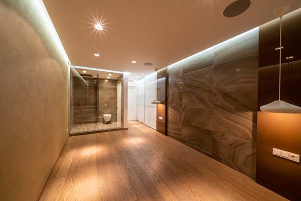 Ruban LED dans le plafond corniche d'une salle de bain